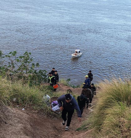 Rosario: buscan a un joven que fue a pescar con su padre, se resbaló y cayó al Paraná.