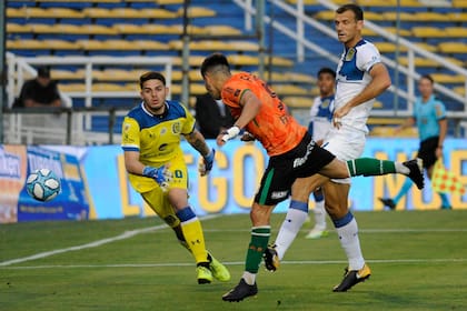 Agustín Fontana cabecea al arco libre tras un centro de Mauricio Cuero para el 1-1 parcial en Arroyito.