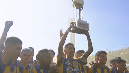 Rosario Central celebra el título de "campeón de liga" otorgado por la Liga Profesional por haber sido el equipo que más puntos sumó en la temporada