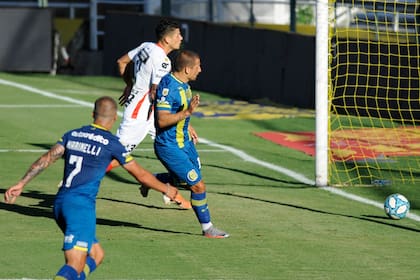 Emiliano Vecchio empuja la pelota a la red; fue el segundo gol de Rosario Central, que le ganó 4 a 0 a Patronato en Arroyito. Lo acompaña Alan Marinelli, que inició la jugada y fue la figura de la tarde: hizo dos goles