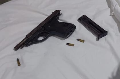 Durante el registro del domicilio del principal sospechoso, se encontró una pistola calibre 22 Bersa con tres municiones del mismo calibre