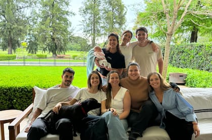 Rosario, junto a sus amigos en Argentina: “Por supuesto, el tiempo pasa, cada una va haciendo su camino y las ocupaciones hacen que el contacto sea menos frecuente. El teléfono ayuda, pero no tanto. Necesitamos del abrazo, el tacto, la mirada. Y volver de visita es movilizante, porque te das cuenta de todo lo que te perdés, pero es algo que estoy dispuesta a sacrificar. Esto me valió mucho esfuerzo”.