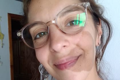 Rosario, mostrándole sus lentes nuevos a su mamá.
