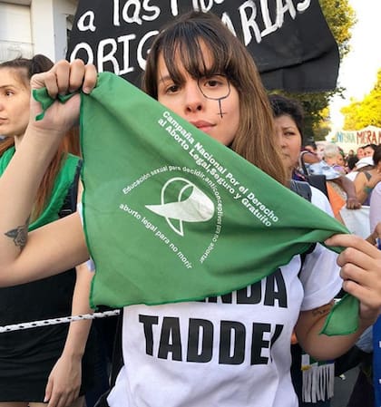 Rosario Ortega concurrió con una remera con el nombre de Wanda Taddei, victima de la violencia de género