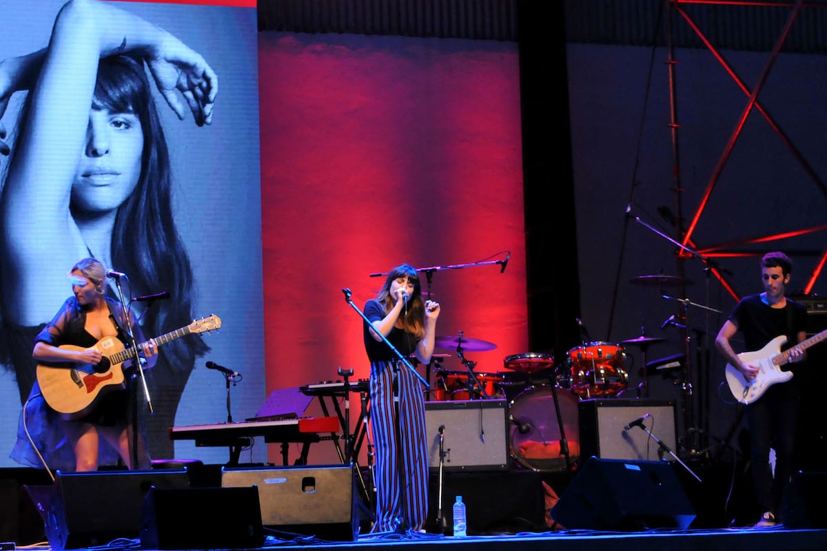 Rosario Ortega se presentó en la Usina del Arte como telonera de Benjamín Biolay y su novio estuvo allí para acompañarla