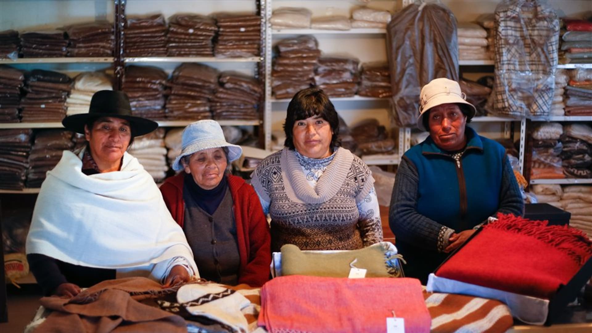 Tras casi 100 años de abandono, la hilandería creada en 1922 fue recuperada en asociación con las mujeres Warmi Sayajsunqo: le compran lana de llama y oveja a unas 3.500 familias de pequeños productores, que pertenecen a 120 comunidades originarias de Jujuy.
