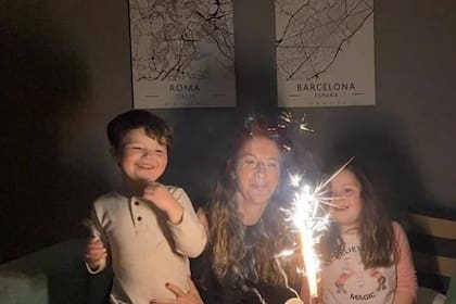 Rosario Rossi con sus dos hijos en el día de su cumpleaños: un 9 de julio