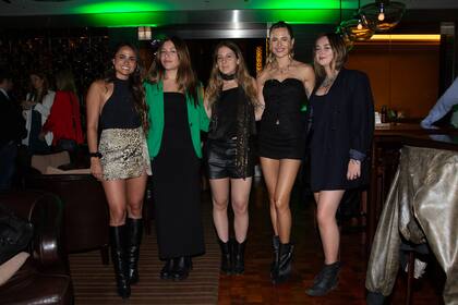 Rosario Sola (es hermana del polista Facundo Sola), Lola Castagnola, Margarita Arrese, Chule von Wenich y su hermana Serena armaron grupo y se pusieron al día.