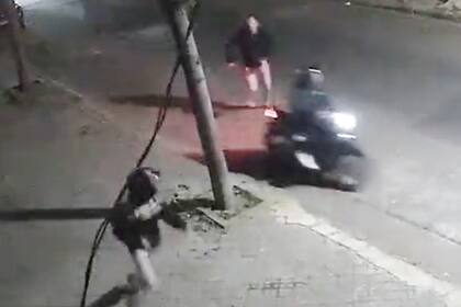 Rosario: un hombre se tiró contra el ladrón que le robó la moto, lo hizo caer y recuperó el vehículo