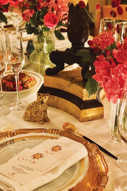 Rosas, candelabros, vajilla exclusiva y un menú con sello argentino para la celebración.