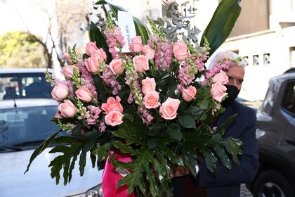 Rosas para la conductora en su gran regreso a la televisión