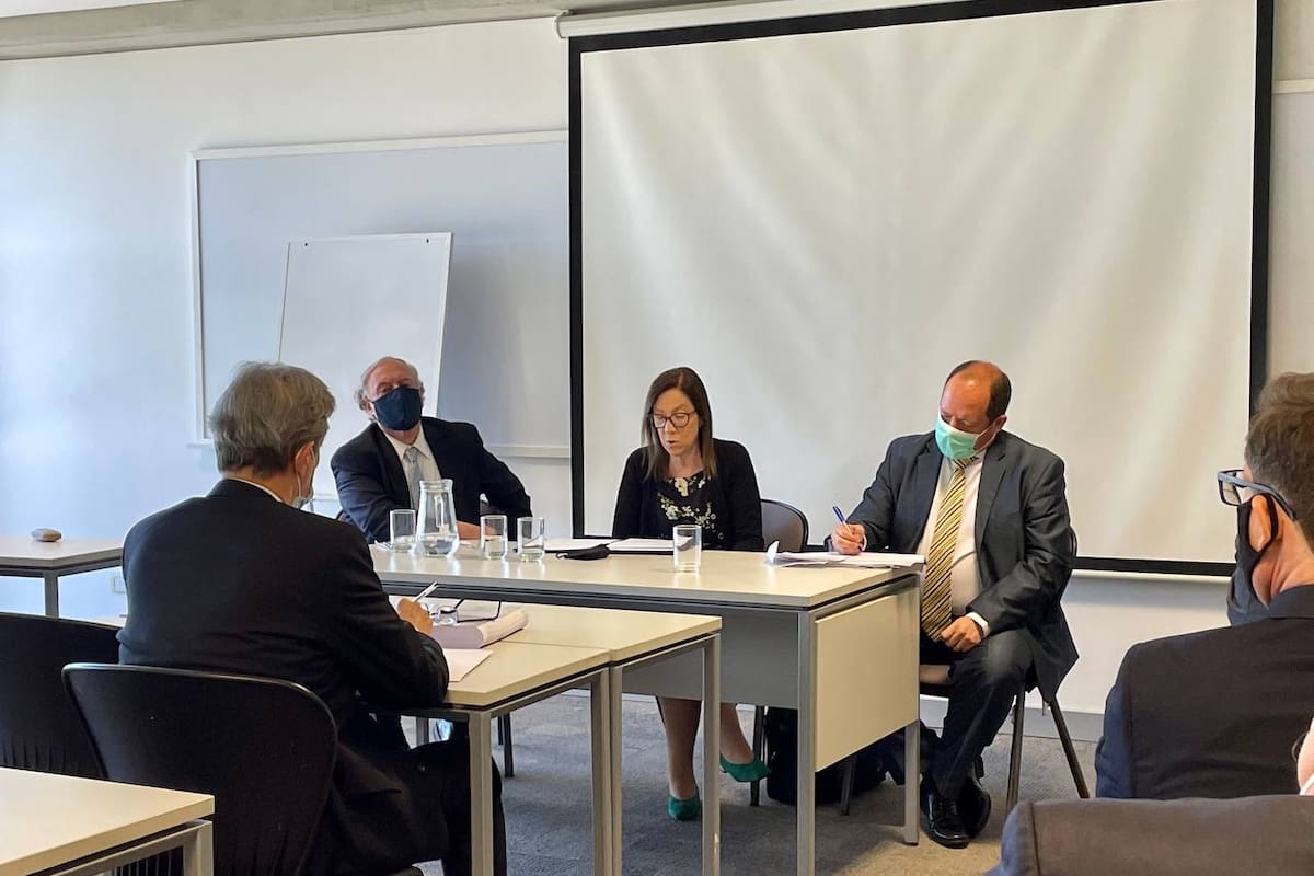 Rosatti defiende su tesis de Doctor en Historia ante el jurado integrado por Antonio Hernández, Angélica Corva, y Ezequiel Abásolo