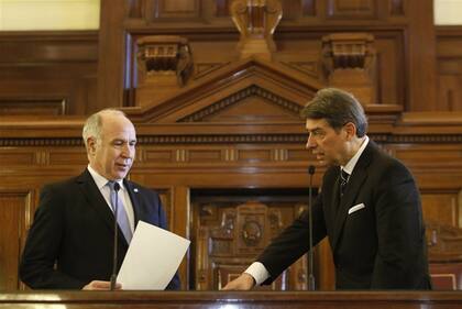 Rosatti, en el momento de jurar como juez supremo, ante Lorenzetti (Foto de archivo)