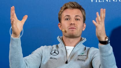 Nico Rosberg reveló que hay miles de millones de dólares que detienen la salida de Checo Pérez de Red Bull