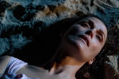 Rose Byrne interpreta a Linda, una madre que se desmorona bajo el estrés mientras intenta cuidar a su hija, que padece una enfermedad crónica