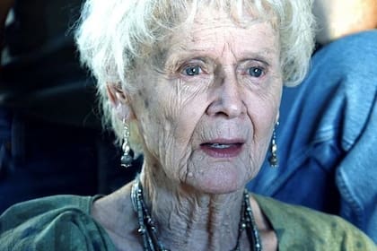 Rose, el personaje que Kate Winslet y Gloria Stuart interpretaron en Titanic, fue inspirado en la vida de una talentosa artista de la cerámica llamada Beatrice Wood. Su extraordinaria vida está marcada por la bohemia, el rechazo al lujo y un espíritu rebelde