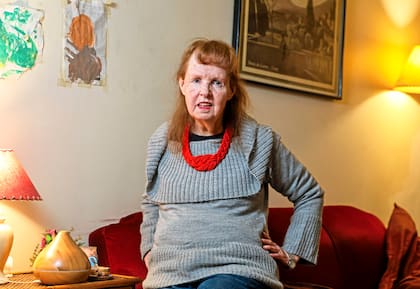 Rose Farrell, la "Antiabuela", en su departamento porteño; su padre fue uno de los fundadores del Club del Clan