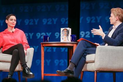 Rose McGowan en una entrevista televisiva con Ronan Farrow por la publicación de su biografía Brave