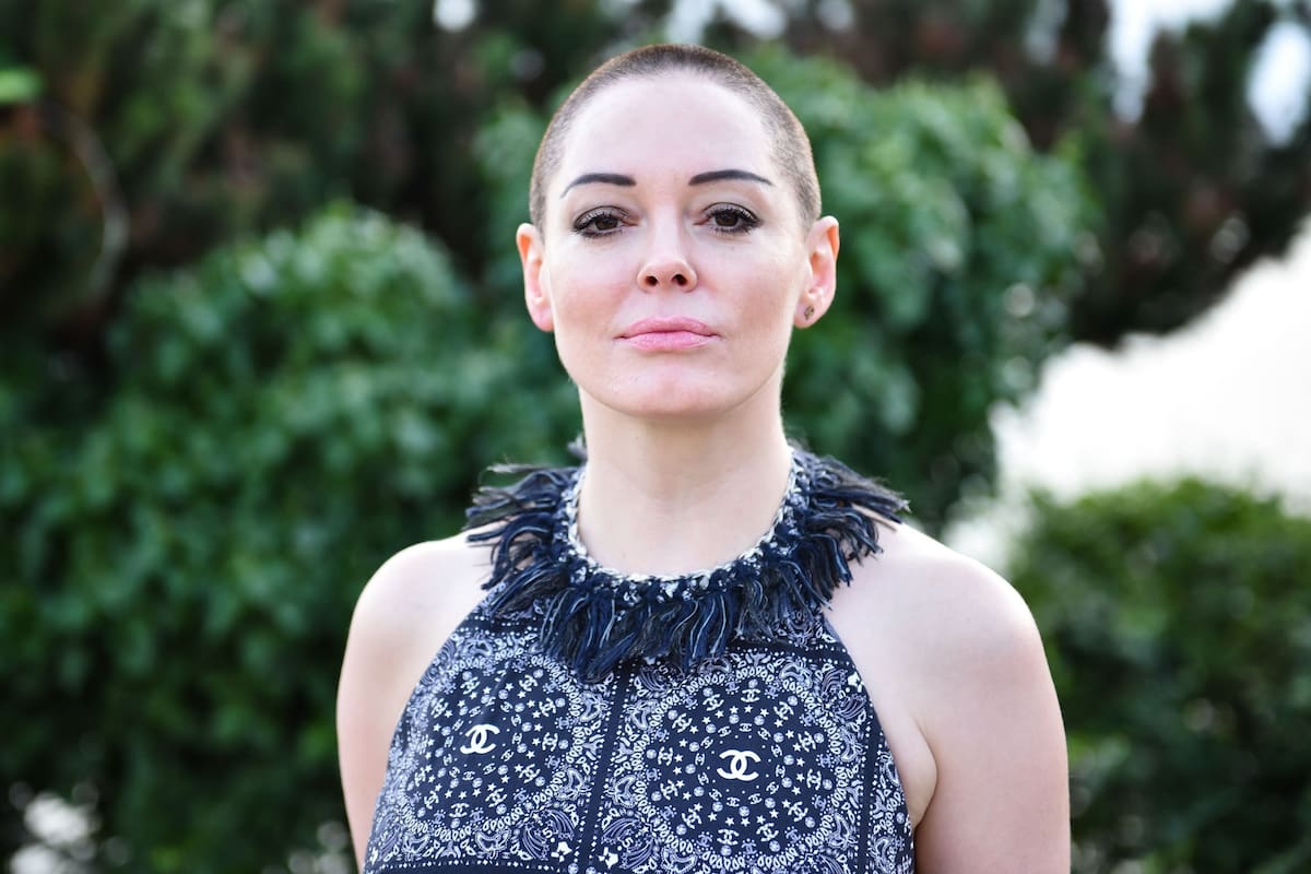 Rose McGowan presentó hoy una demanda en Los Ángeles acusando al magnate del cine de intentar silenciarla antes de que lo denunciara por violación