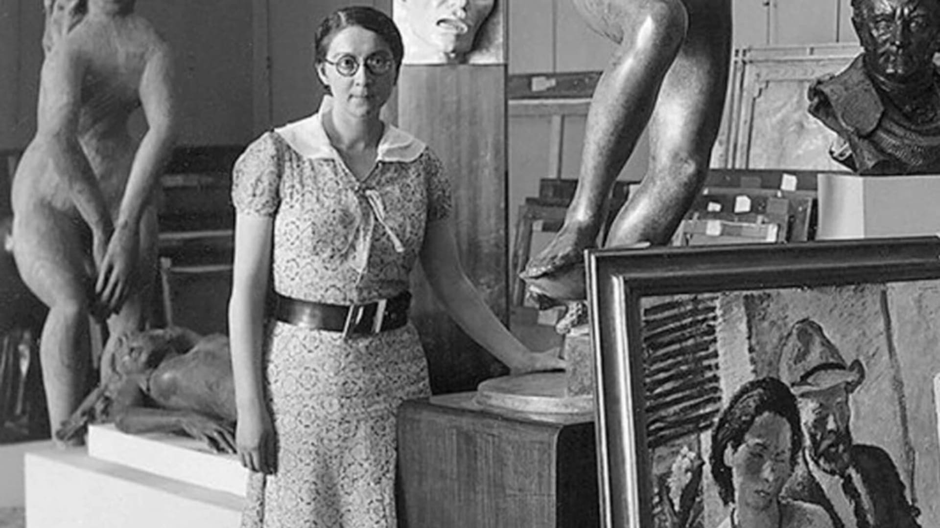 Rose Valland en su trabajo en Jeu de Paume, en 1934, el lugar donde pudo registrar minuciosamente el tráfico de obras de arte que los nazis saquearon