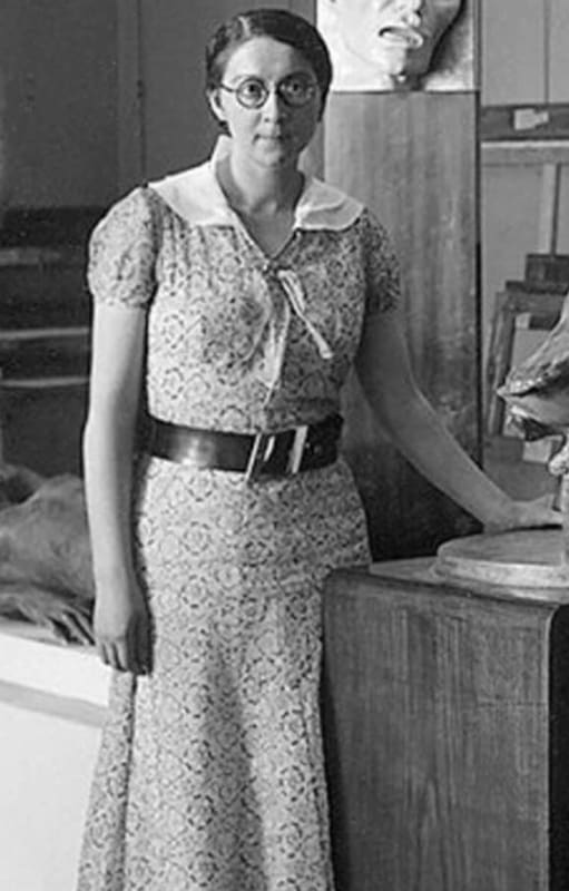 Rose Valland en su trabajo en Jeu de Paume, en 1934, el lugar donde pudo registrar minuciosamente el tráfico de obras de arte que los nazis saquearon