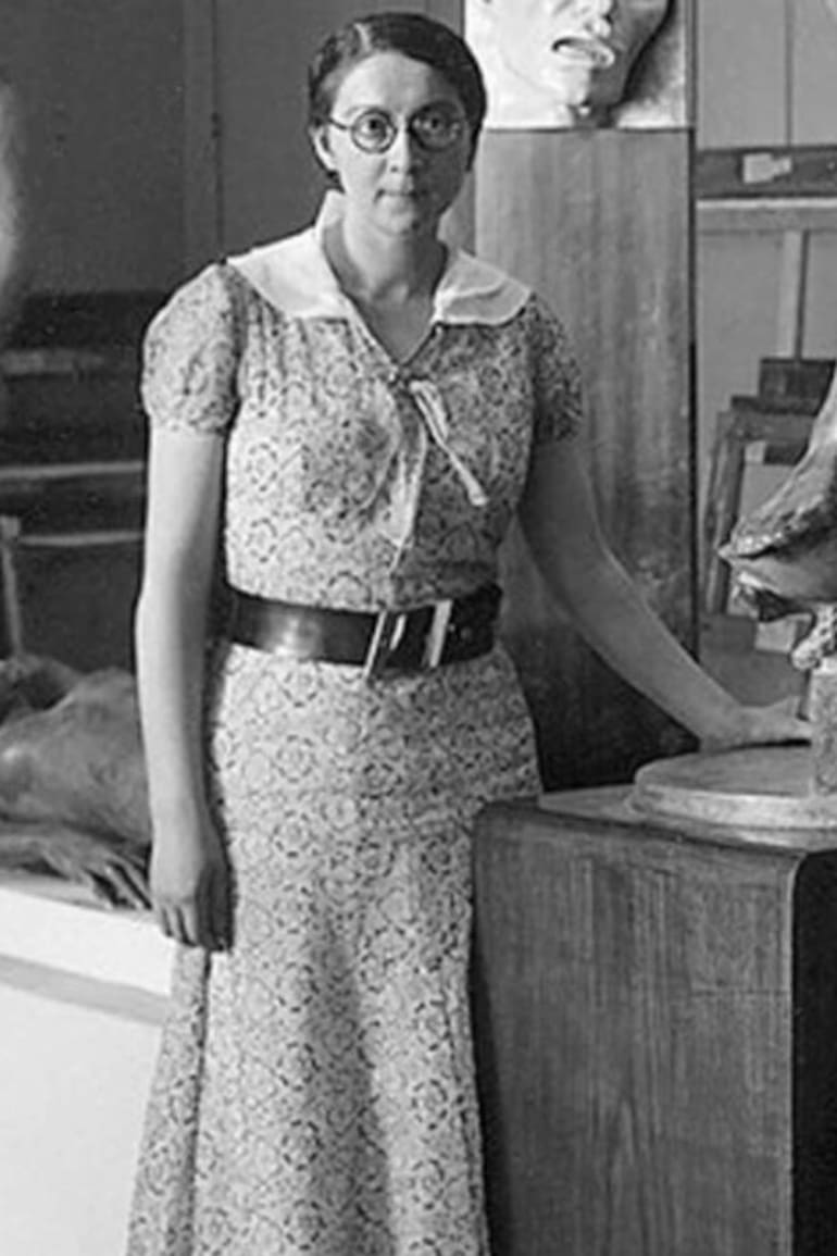 Rose Valland en su trabajo en Jeu de Paume, en 1934, el lugar donde pudo registrar minuciosamente el tráfico de obras de arte que los nazis saquearon
