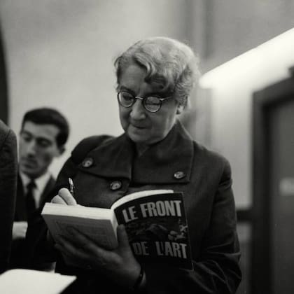 Rose Valland firma un ejemplar de sus memorias