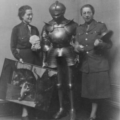 Rose Valland posa con una colaboradora y más piezas recuperadas tras el saqueo nazi