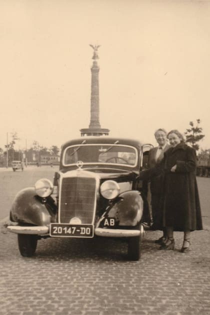 Rose valland y su pareja Joyce Heer en Berlín, en 1950