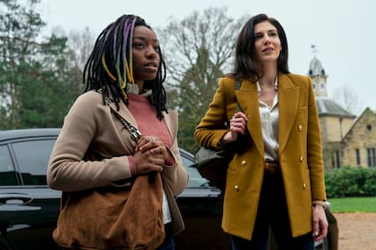 Rose Walker (Vanesu Samunyai) y Lyta Hall (Razane Jammal)