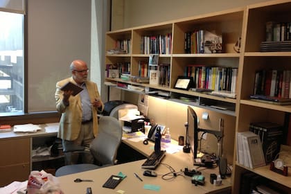 Rosental Calmon Alves en su oficina de la Universidad de Texas, que tiene su sede en Austin, Estados Unidos