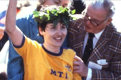 Rosie Ruiz se coronó campeona de la maratón de Boston con un tiempo que en el momento fue una marca histórica femenina