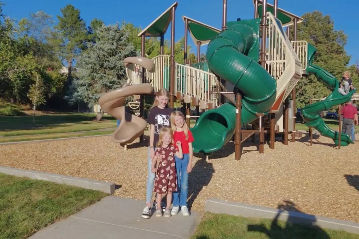 Rosili Olsen junto con sus hermanas más pequeñas en el patio de juegos que ella diseñó