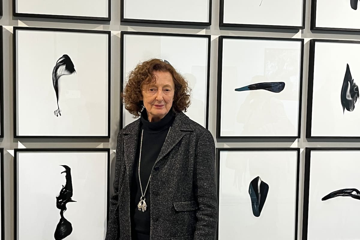 Rosina Gómez-Baeza en Cceba, con obra de Jesu Antuña