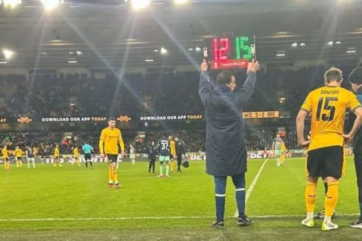 Ross Bennett (con el cartel del cambio) pasó de hincha a cuarto árbitro para dirigir un partido de la FA Cup
