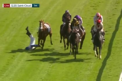 Rossa Ryan cayó de cabeza sobre la pista de Saint Cloud luego de recibir el codazo de Christophe Soumillon
