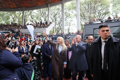 Rossana Chahla con el gobernador Osvaldo Jaldo y el micrófono en la solapa de su saco