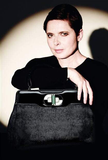 Rossellini con su cartera homónima by Bvlgari