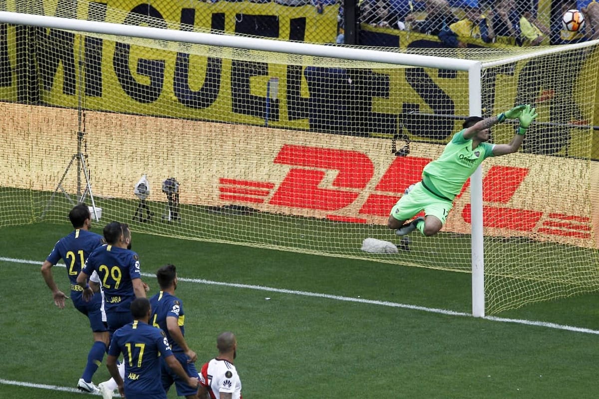 Rossi en acción en la final con River en la Bombonera. fue su último partido como arquero de Boca