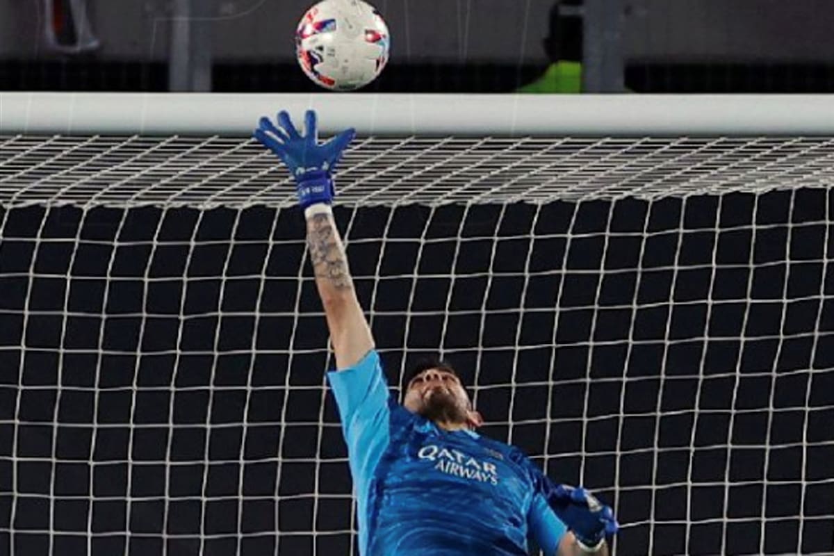 Rossi se estira para sacar el cabezazo de Palavecino, Fue la atajada del partido