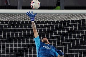 Rossi se estira para sacar el cabezazo de Palavecino, Fue la atajada del partido