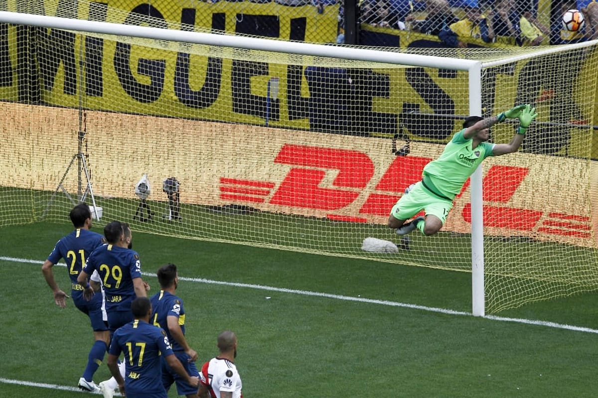 Rossi tapa el tiro libre de Pity Martinez en la gran final