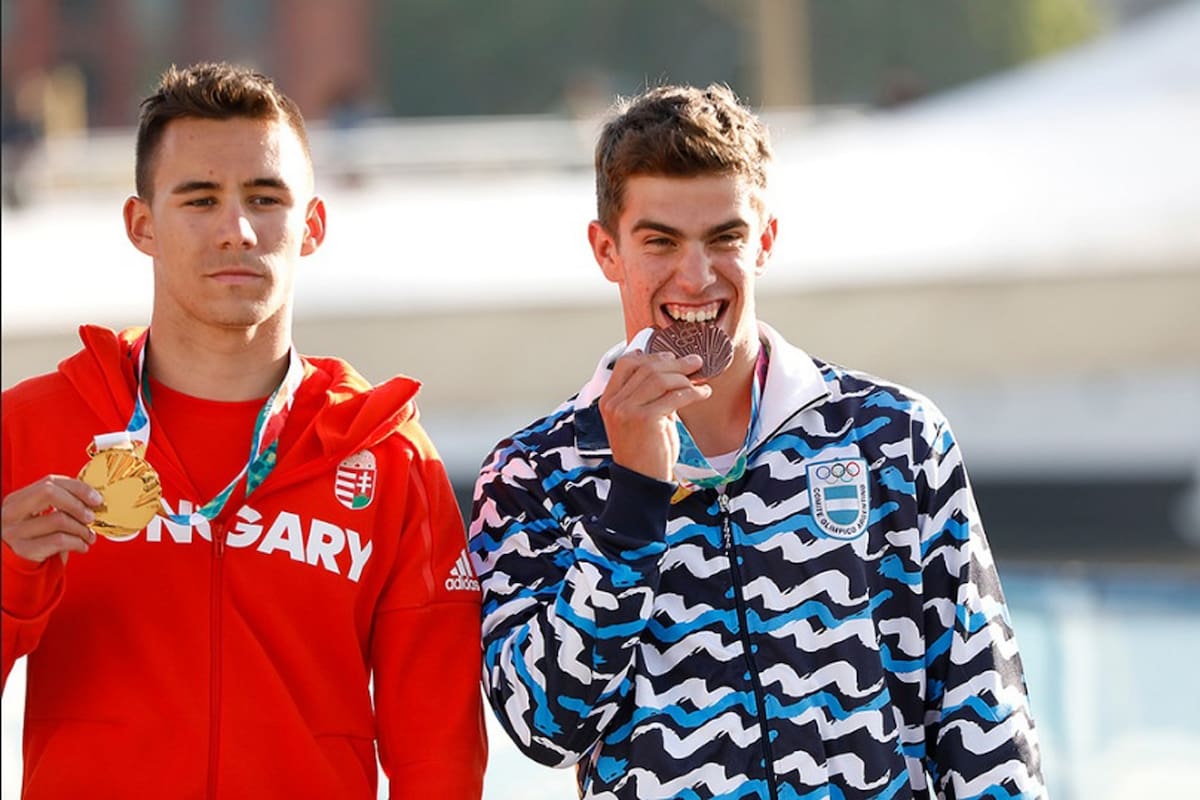 Rossi y su alegría con la medalla de bronce en el kayak de velocidad
