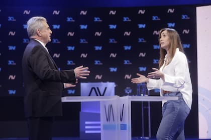 Rossi y Villarruel, en un tramo de preguntas cara a cara, durante el debate