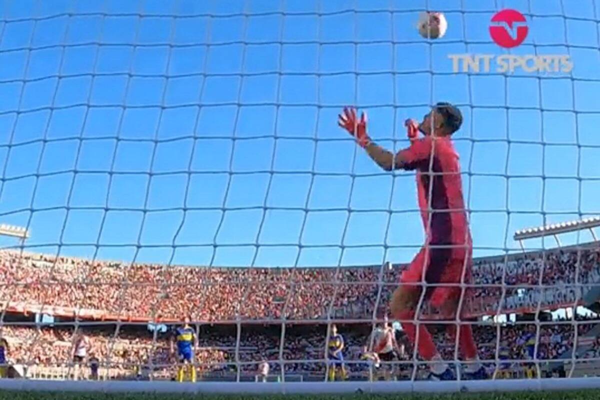 Rossi ya tiene la pelota sobre su cabeza; será gol de Alvarez