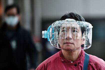 Rostros cubiertos para evitar el contagio, una imagen repetida en el mundo, aun con algunos diseños extravagantes