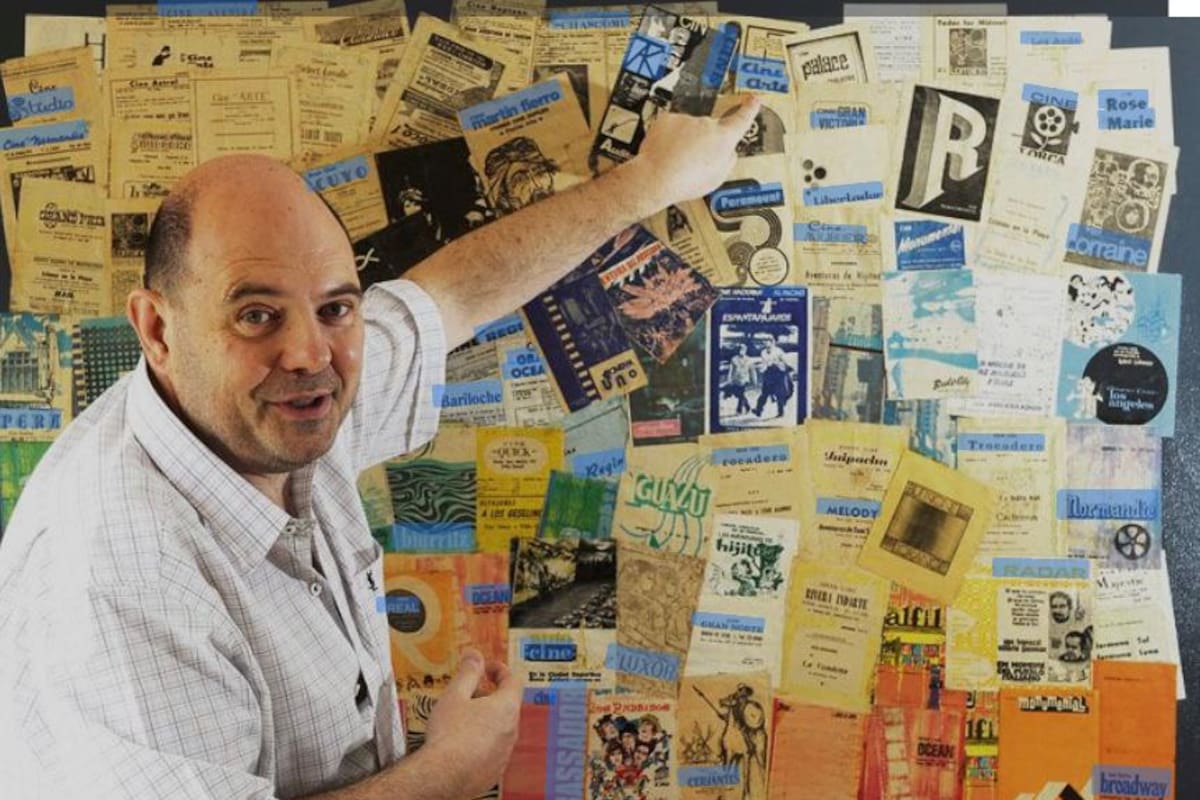 Rottemberg con los programas de mano de las salas que coleccionaba desde chico y luego convirtió en un collage