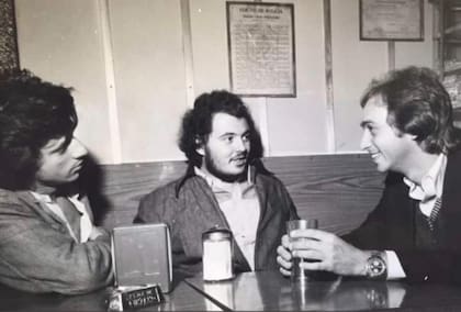 Rottemberg rodeado por Gerardo Romano y su amigo Luis Brandoni, uno de los que escribió el prólogo de su nuevo libro que también introduce la periodista Laura Ventura