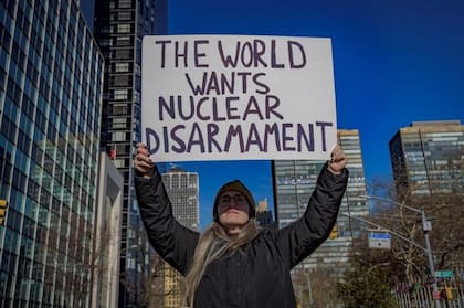 Rovelli alerta sobre los graves riesgos de las armas nucleares.
