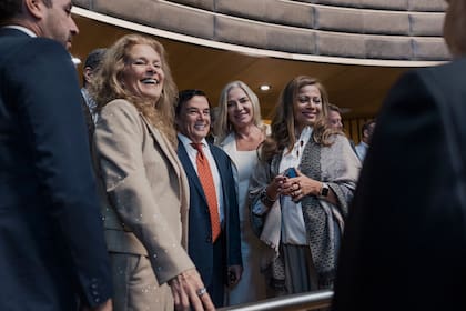 Rovira con la presidenta del STJ, Rossana Venchiarutti, y otros miembros de ese tribunal (de espaldas el nuevo procurador Carlos Gimenez). Fue el 1° de mayo, en la inauguración de las sesiones. La foto la distribuyó la prensa oficial de la Legislatura.